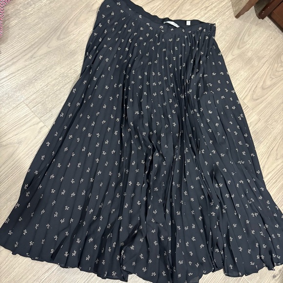 Vince Dresses & Skirts - Vince A Line Pleated Floral Midi Skirt Black Sz 8 Boho Preppy Classic Peasant